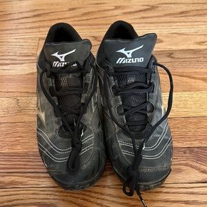 9 spike molded Mizuno cleats